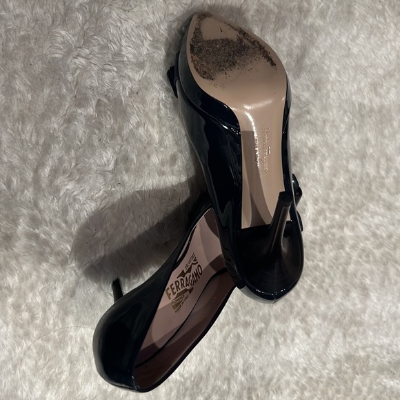 Ferragamo navy heels - Picture 5 of 6